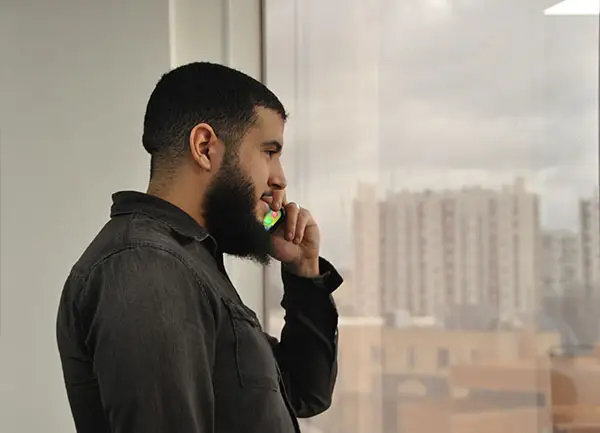 Membre d'Apis au téléphone au sujet d'un contrat de gestion d'actif immobilier